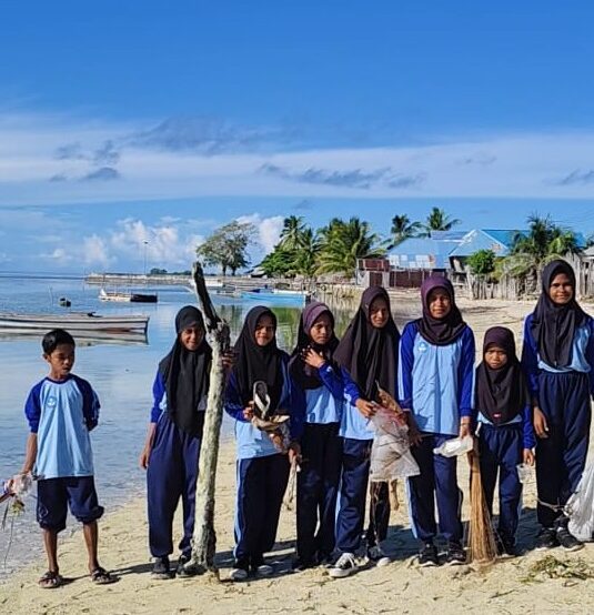 SD Negeri 1 Pulau Panjang Gelar Kerja Bakti Menyongsong Dirgahayu ke-68 Kodam XVI/Pattimura SD Negeri 1 Pulau Panjang Gelar Kerja Bakti Menyongsong Dirgahayu ke-68 Kodam XVI/Pattimura