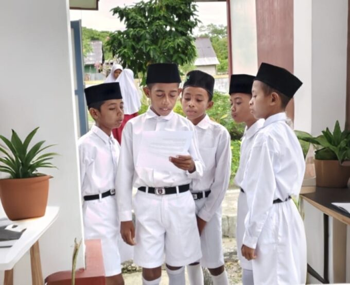 Semangat Nasionalisme dalam Upacara Bendera Hari Senin di SD Negeri 1 Pulau Panjang Semangat Nasionalisme dalam Upacara Bendera Hari Senin di SD Negeri 1 Pulau Panjang